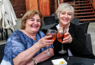 2 girls in Salerno enjoying an aperitivo